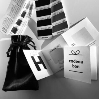 Finetunen ontwerp luxe cadeaubon met verpakking.  #folioprint #spotvernis #print #paper #black #colors #pantone #design #graphicdesign #luxery #hairstyle @dehoofdzaakhoorn