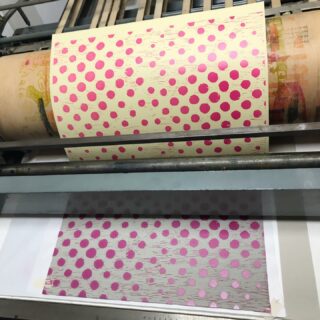 Als je met een vergrootglas kijkt naar een gedrukte kleurenfoto zie je dit: 
heel veel vrolijke stipjes. Heel grafisch. Ik hou ervan.  Ik heb ze gegutst in linoleum en handmatig gedrukt op de pers Asbern in een oplage van 300x.  Je kunt ze straks vinden in de nieuwe agenda 2022 van de grafische werkplaats Amsterdam. 
#linocut #linoprint #inkprintrepeat #dots #raster #pink #green #printmaking #printisnotdead